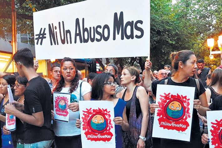 Protesta ante el Instituto Antonio Próvolo, de Mendoza, para niños hipoacúsicos, sede de los abusos.