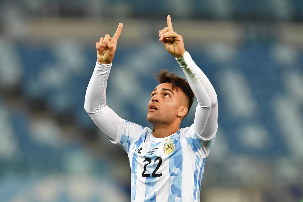 Brazos en alto para Lautaro, que sentenció el pleito ante Bolivia.