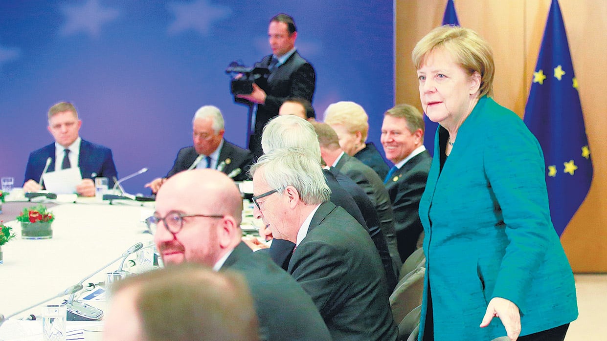 La canciller alemana Ángela Merkel (der.) durante la negociación del Brexit.
