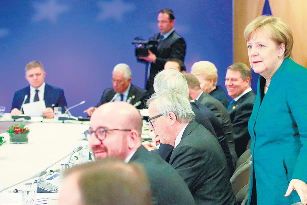 La canciller alemana Ángela Merkel (der.) durante la negociación del Brexit.