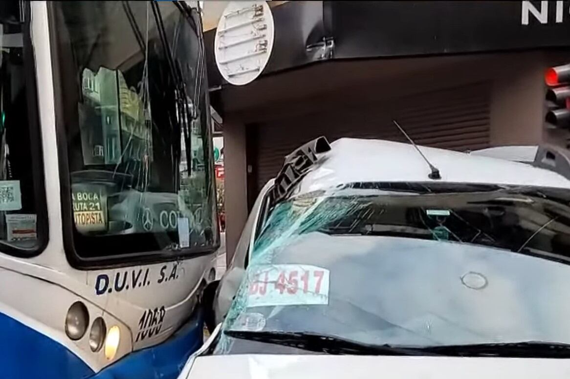 El choque entre el colectivo y la camioneta fue pasadas las las 6 de la mañana en el barrio porteño de Monserrat (Foto: captura de TV).