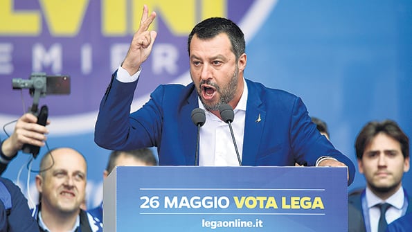 Salvini arenga a la multitud durante la cumbre ultraderechista en Milán.