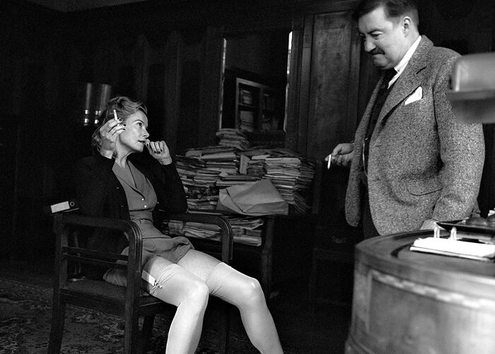 Paradise recorre las vicisitudes de un jefe de policía parisino bajo la ocupación.