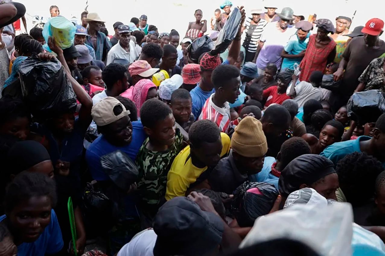 Un grupo de haitianos hace fila para recibir comida en el departamento de Artibonite