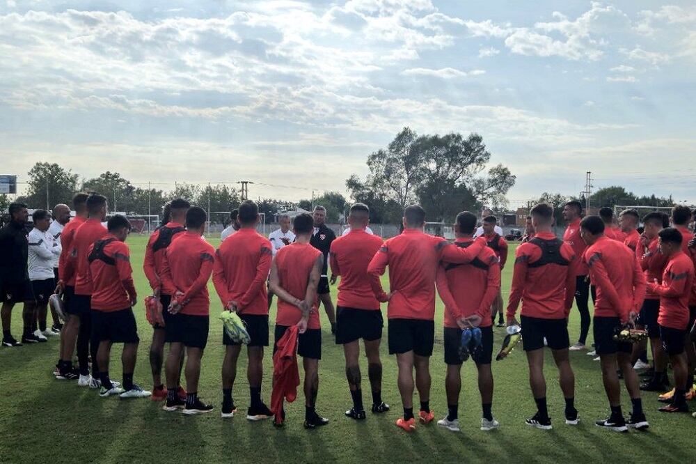 Pedro Monzón dirigió la práctica en Villa Dominico.