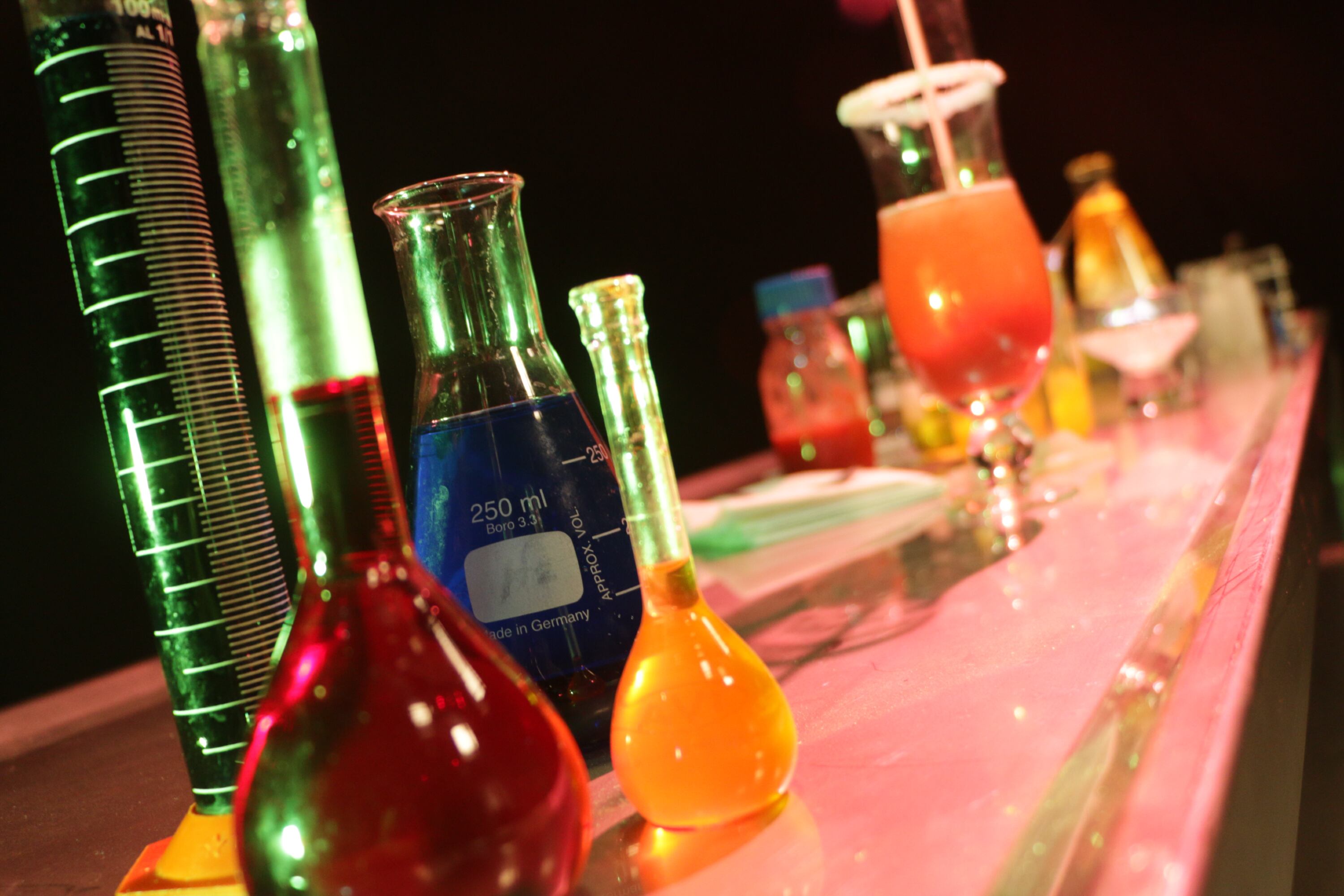 Anahí Cuellas, impulsora del proyecto, encabeza el equipo que realiza tragos moleculares.