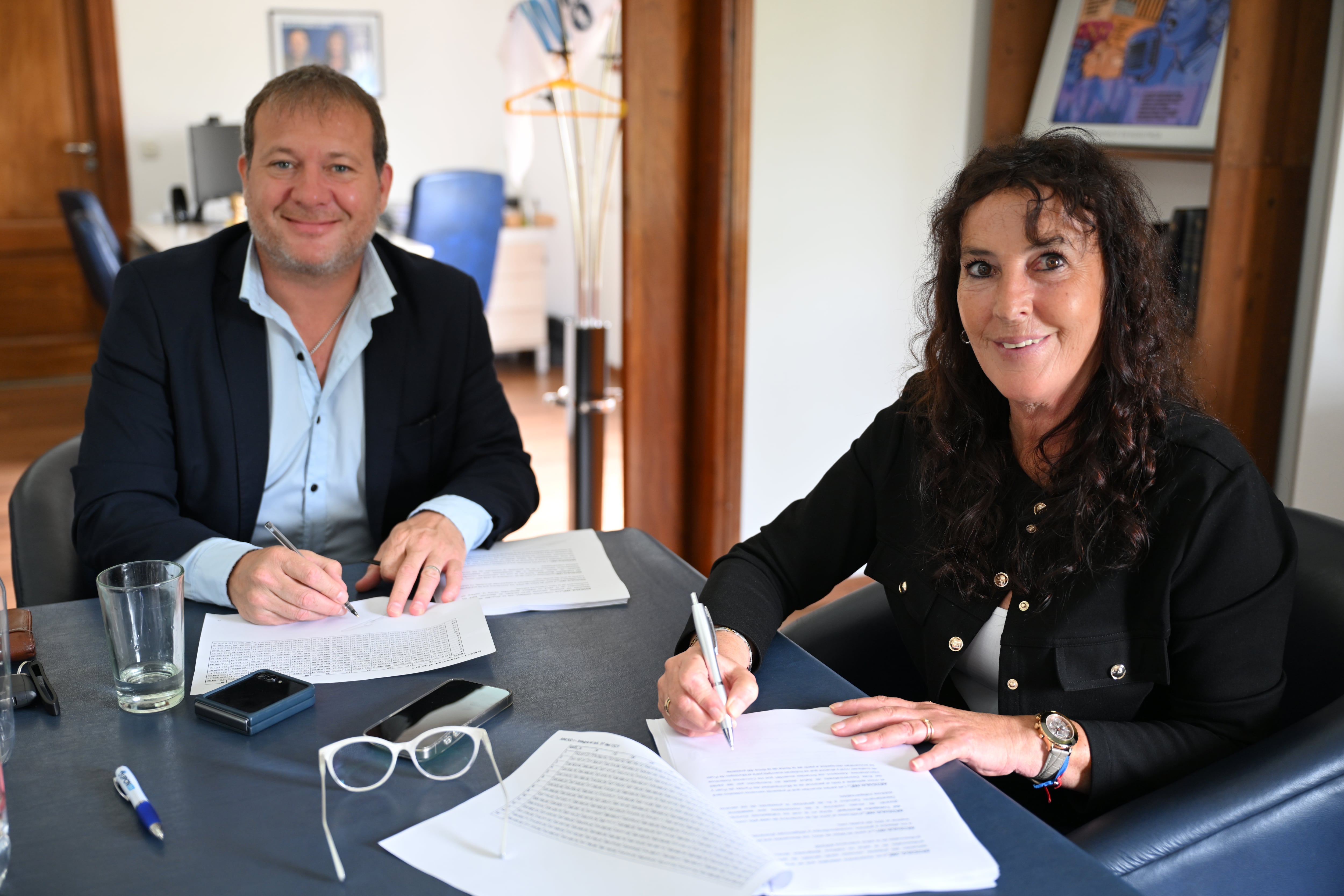 El intendente, Diego Reyes, y la secretaria general de UPCN Provincia, Fabiola Mosquera, firmaron el acuerdo.