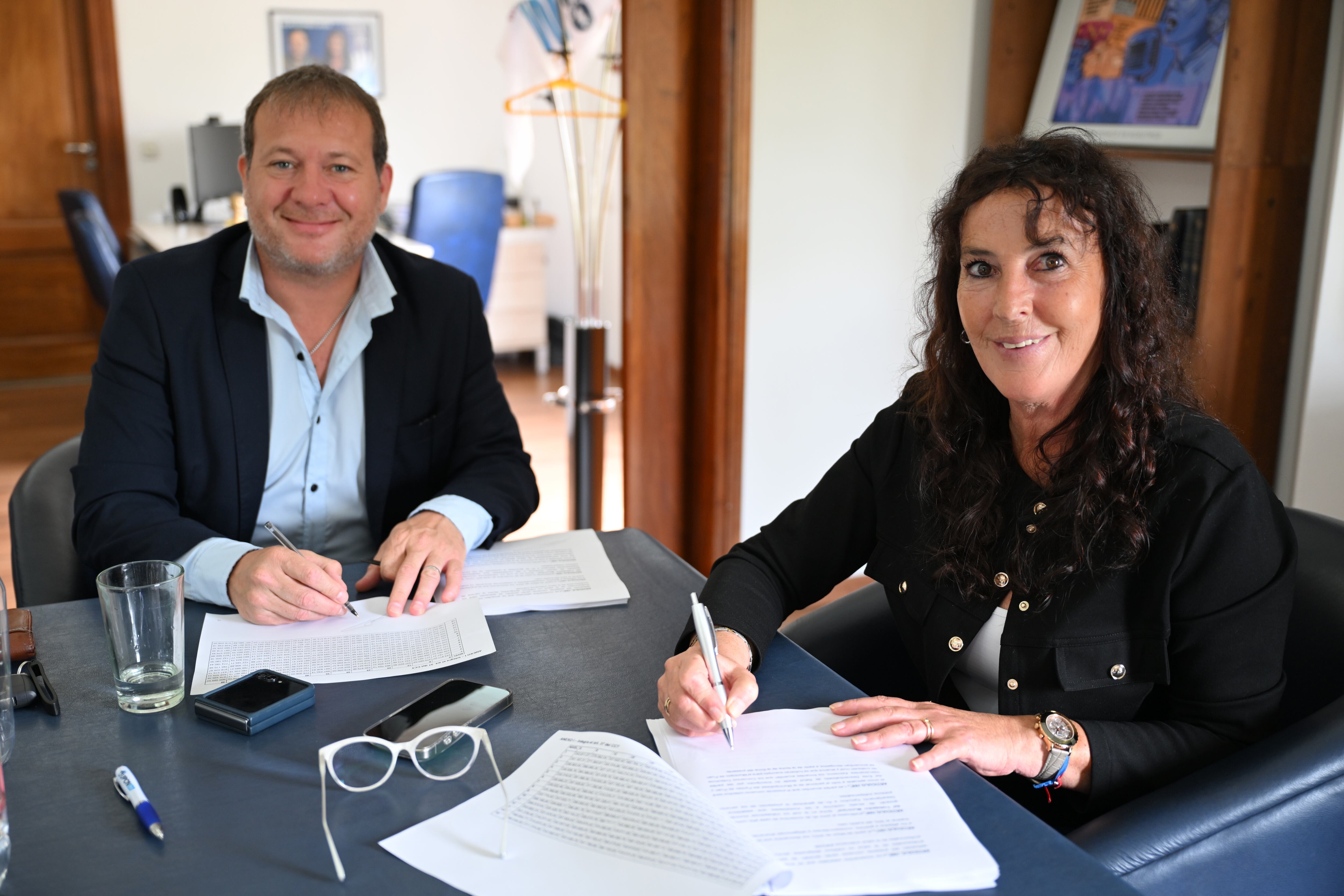 El intendente, Diego Reyes, y la secretaria general de UPCN Provincia, Fabiola Mosquera, firmaron el acuerdo.