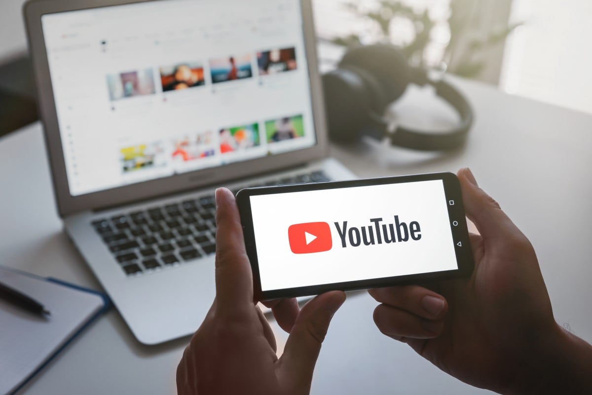 Para alentar a los usuarios a disfrutar de la aplicación sin bloqueadores de anuncios, YouTube sugiere la opción de suscribirse a la versión Premium