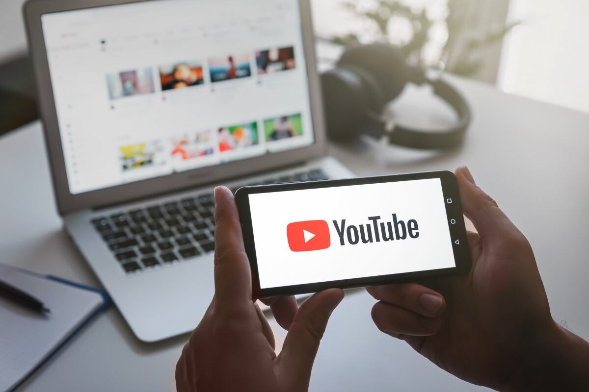 Para alentar a los usuarios a disfrutar de la aplicación sin bloqueadores de anuncios, YouTube sugiere la opción de suscribirse a la versión Premium