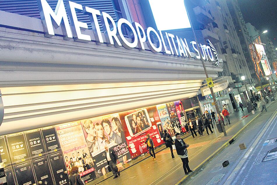 El corte de luz afectó los teatros en el día más taquillero de la semana.