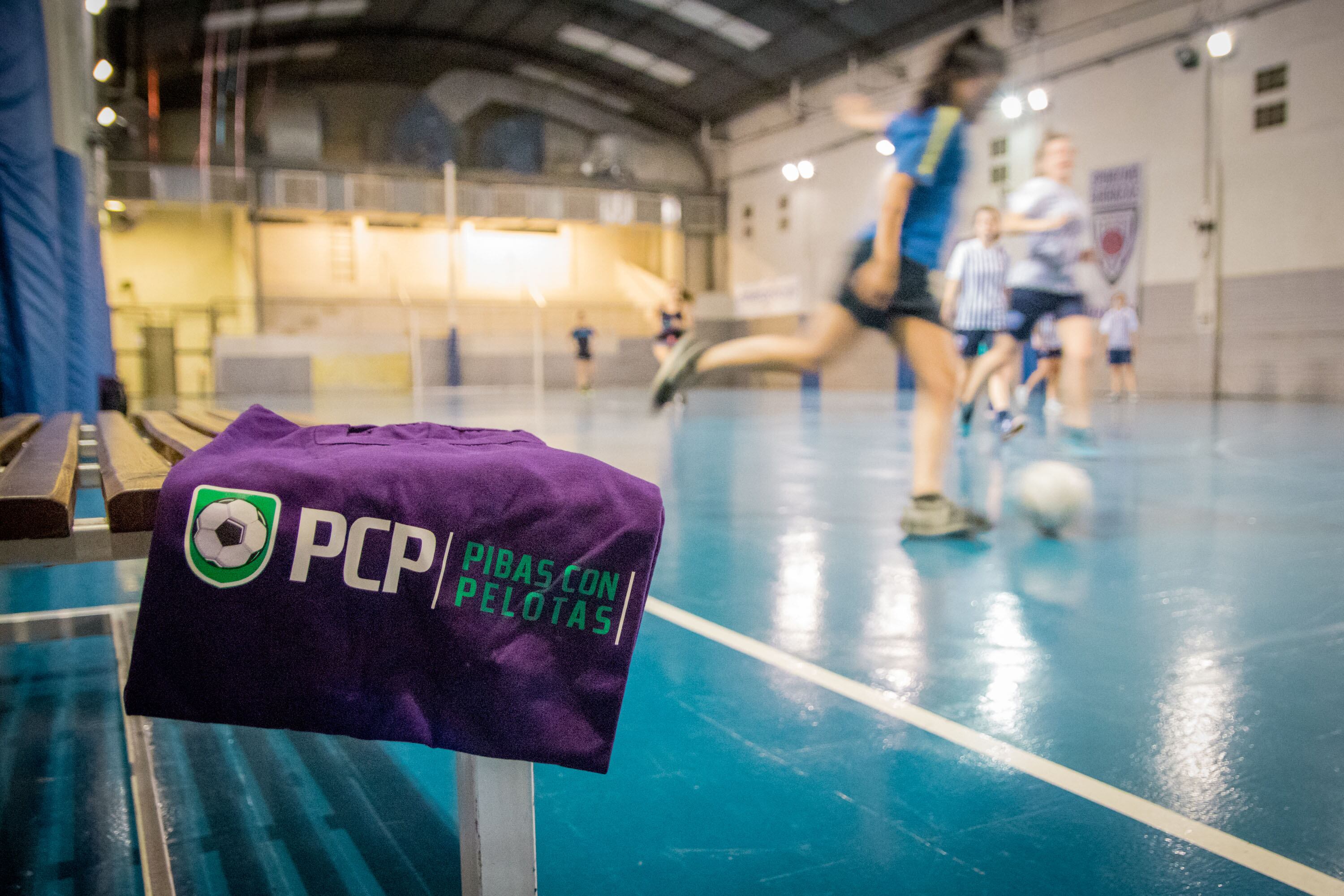 El colectivo Pibas con Pelotas cambia el gimnasio por la arena para una nueva acción.