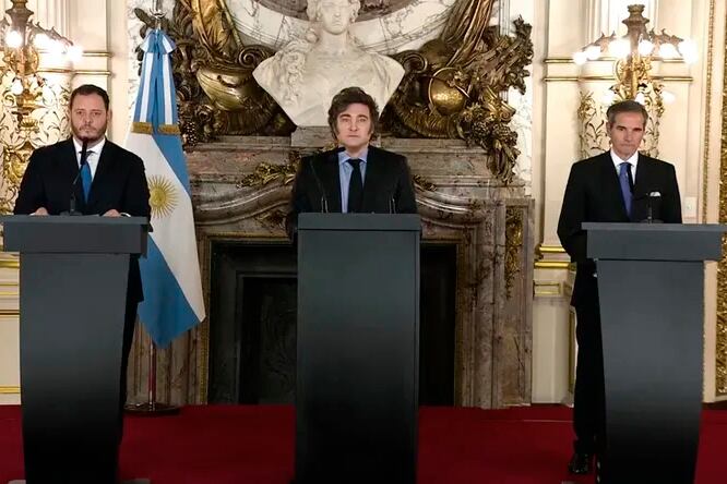 Demian Reidel, Javier Milei y Rafael Mariano Grossi en Casa Rosada.