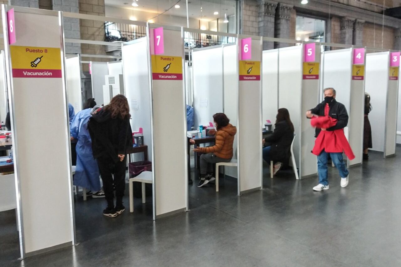 En la Ciudad de Buenos Aires, el 93 por ciento de las personas mayores de 18 años recibió al menos la primera dosis de la vacuna contra la covid.