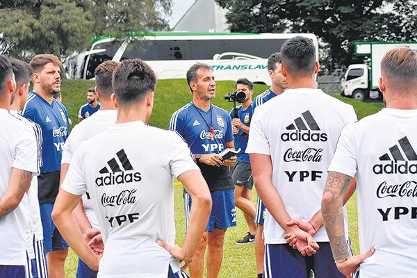 Batista habla con los jugadores tras la práctica.