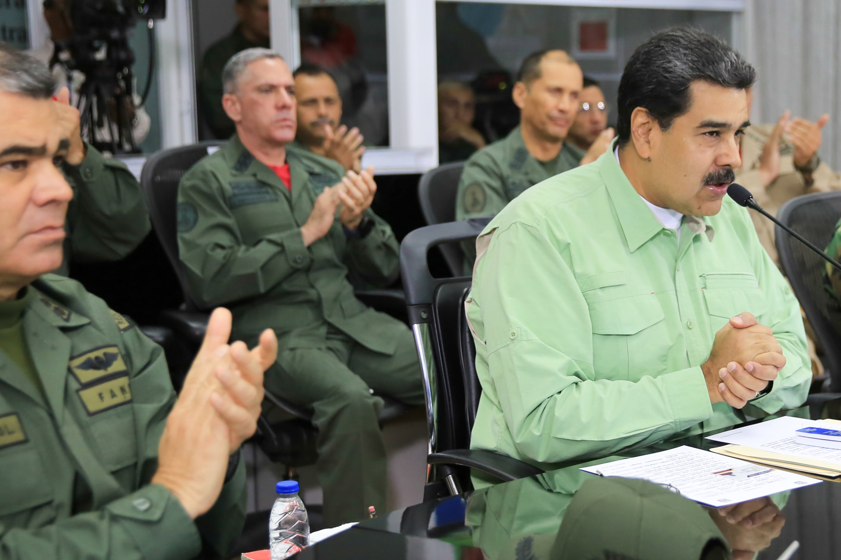 Maduro anunció el cierre de la frontera con Brasil rodeado por la plana mayor de las FF.AA., ayer, en Fuerte Tiuna, Caracas.