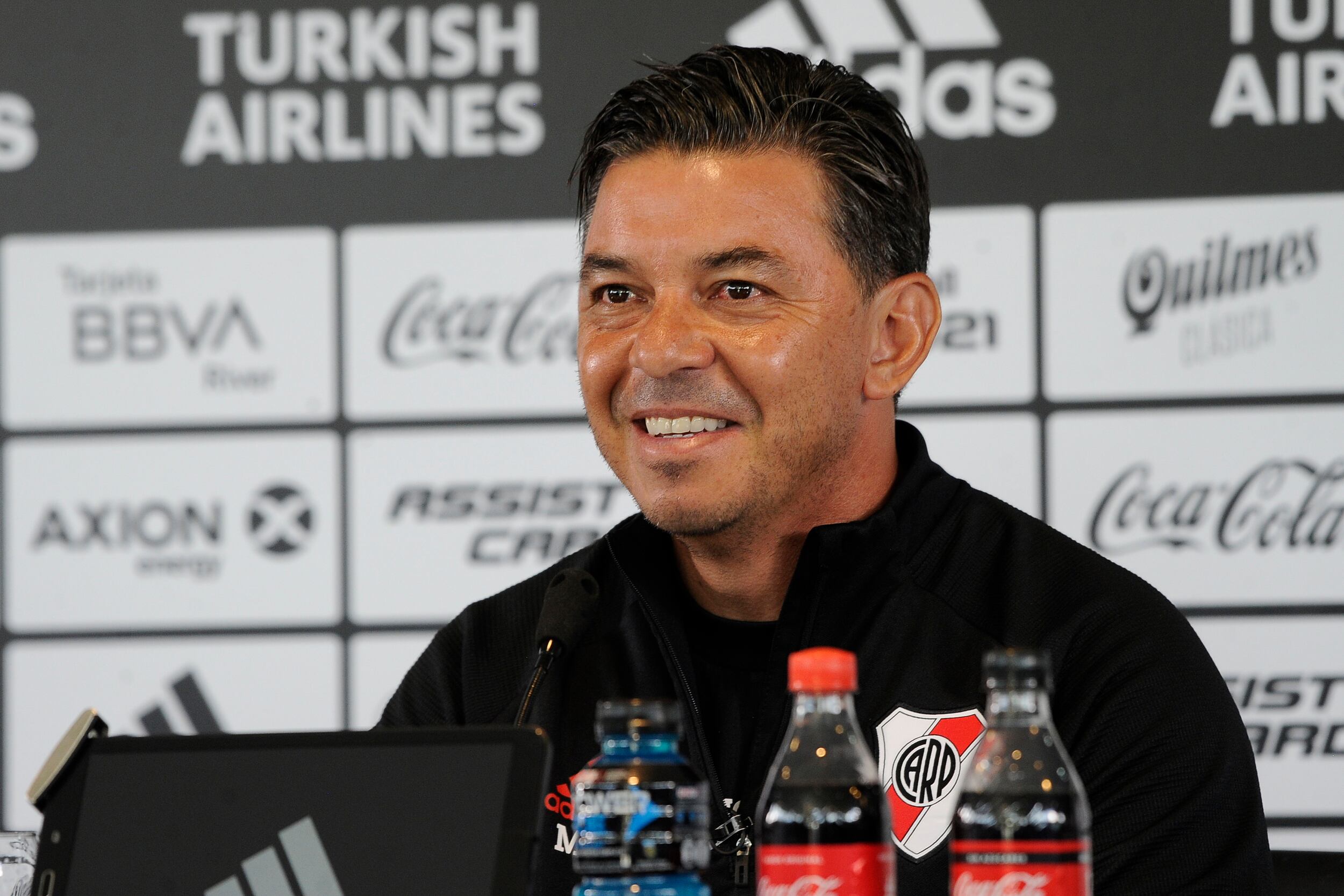 Al entrenador millonario sólo le interesa que su equipo hable en la cancha.