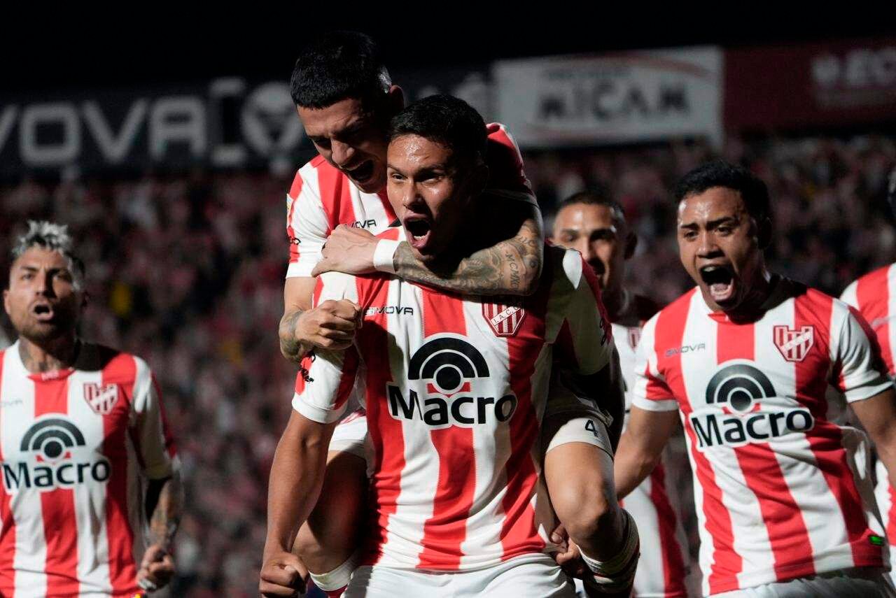 Requena celebra con sus compañeros: metió un gol y salvó otro