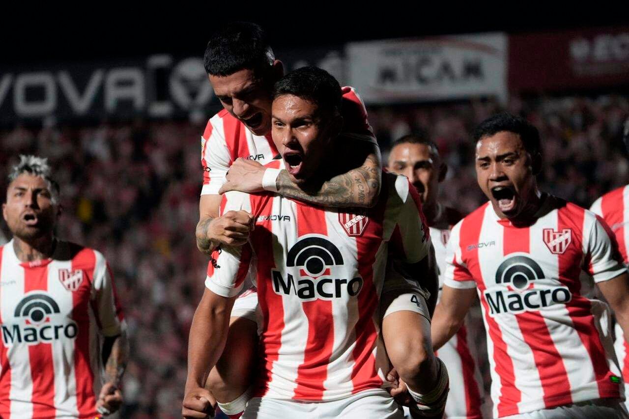 Requena celebra con sus compañeros: metió un gol y salvó otro