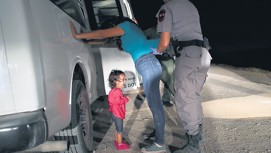 Un bebé hondureño de dos años llora mientras su madre es detenida en la frontera sur de EE.UU.