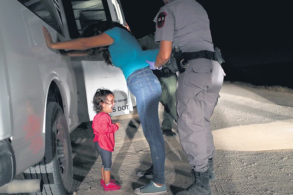 Un bebé hondureño de dos años llora mientras su madre es detenida en la frontera sur de EE.UU.