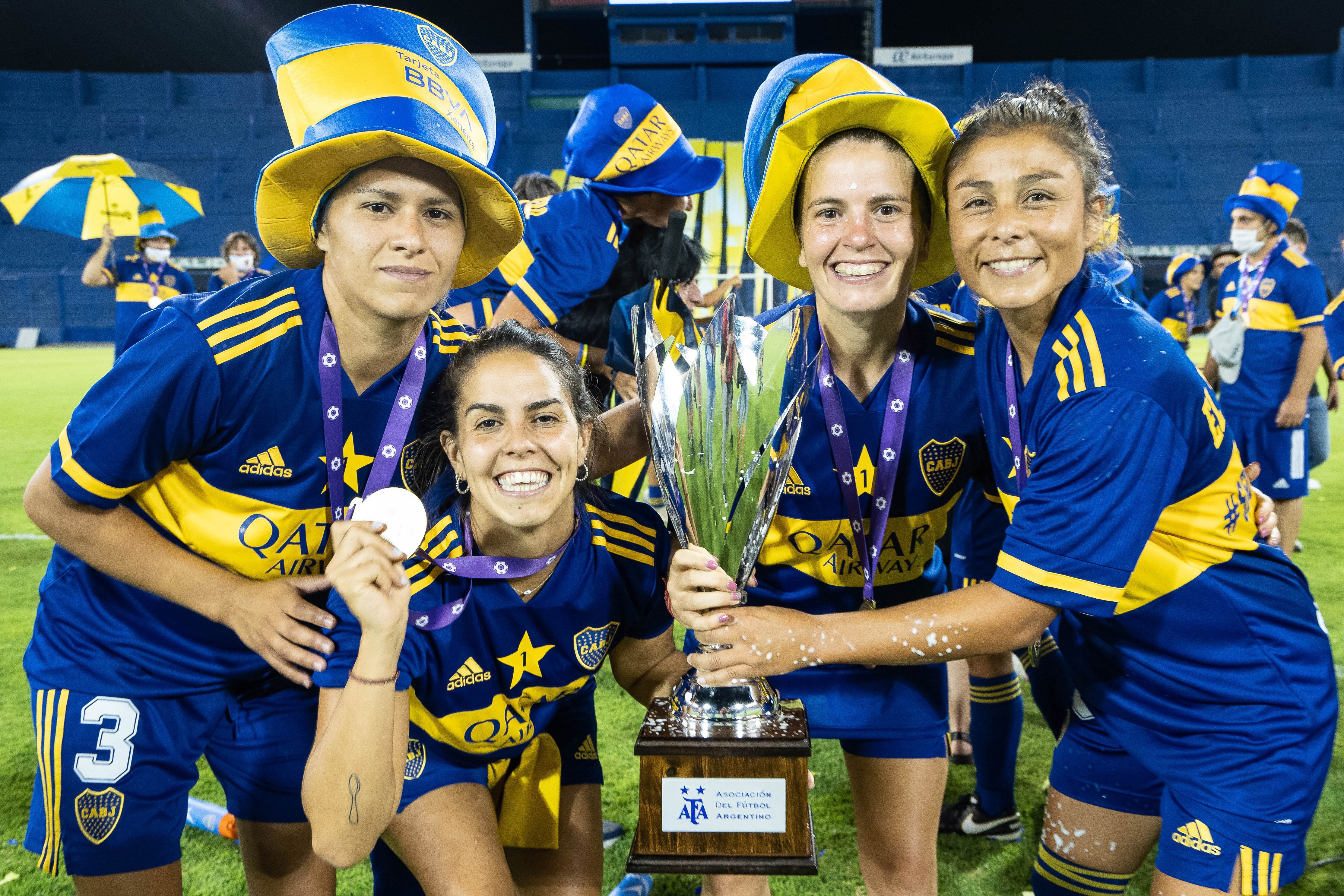 Festejo de las jugadoras de Boca, campeonas del primer torneo de la era profesional.