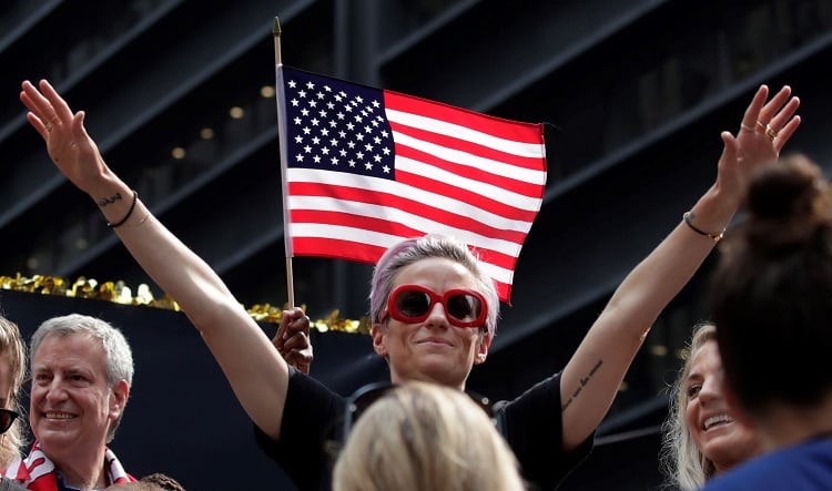 Rapinoe saluda en Nueva York, donde las jugadoras fueron recibidas como heroínas.