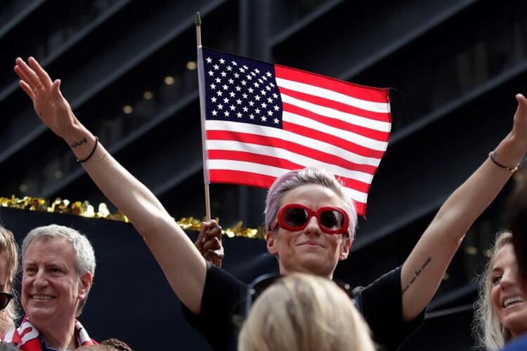 Rapinoe saluda en Nueva York, donde las jugadoras fueron recibidas como heroínas.