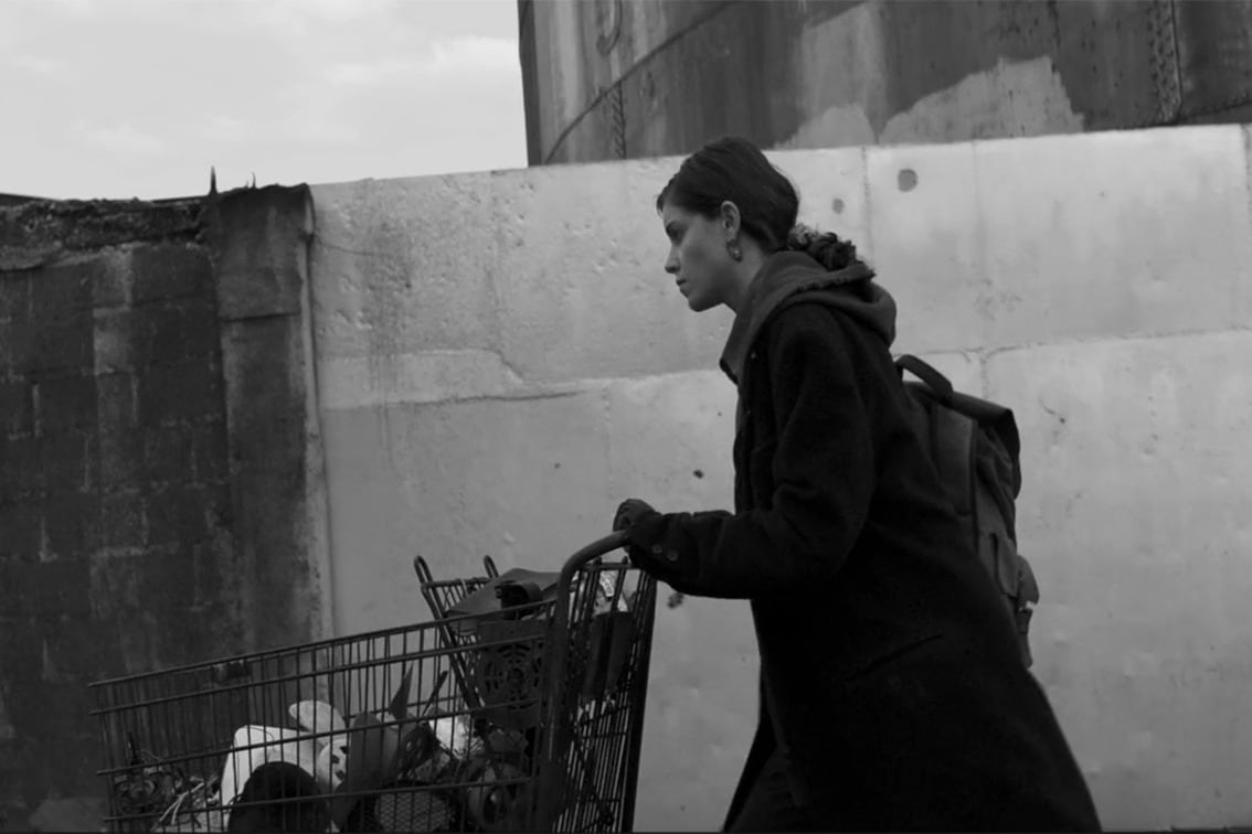 Todo transcurre en la ciudad posapocalíptica de un país sin nombre.