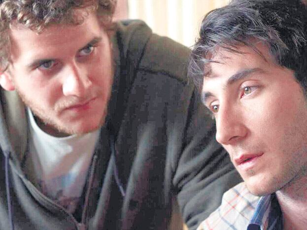 El director hace un sabio retaceo de la información.