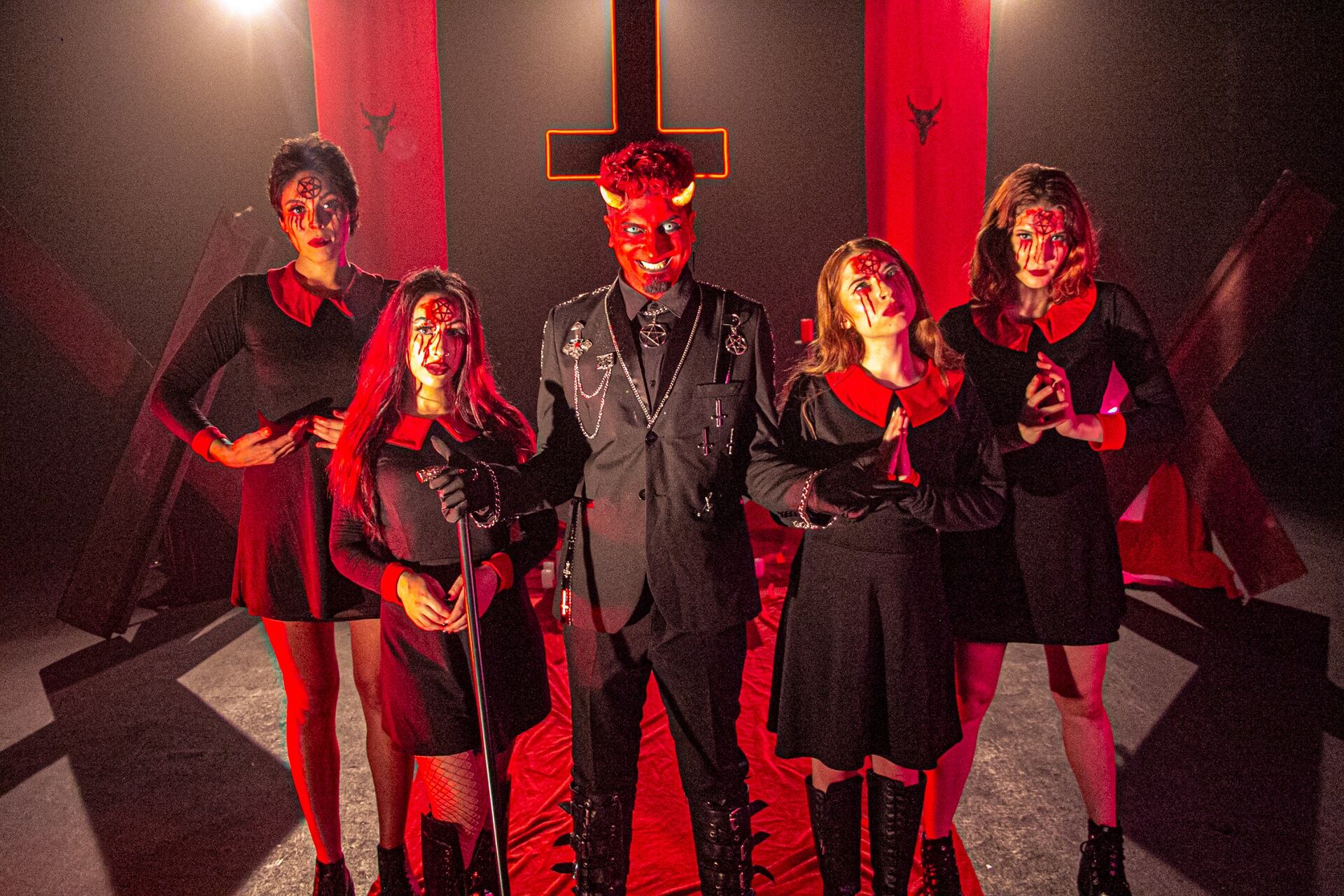 El músico y youtuber Magnus Mefisto subió clip con perfo rapera, coreográfica de exorcismo y anticristo, y unas barras endemoniadas