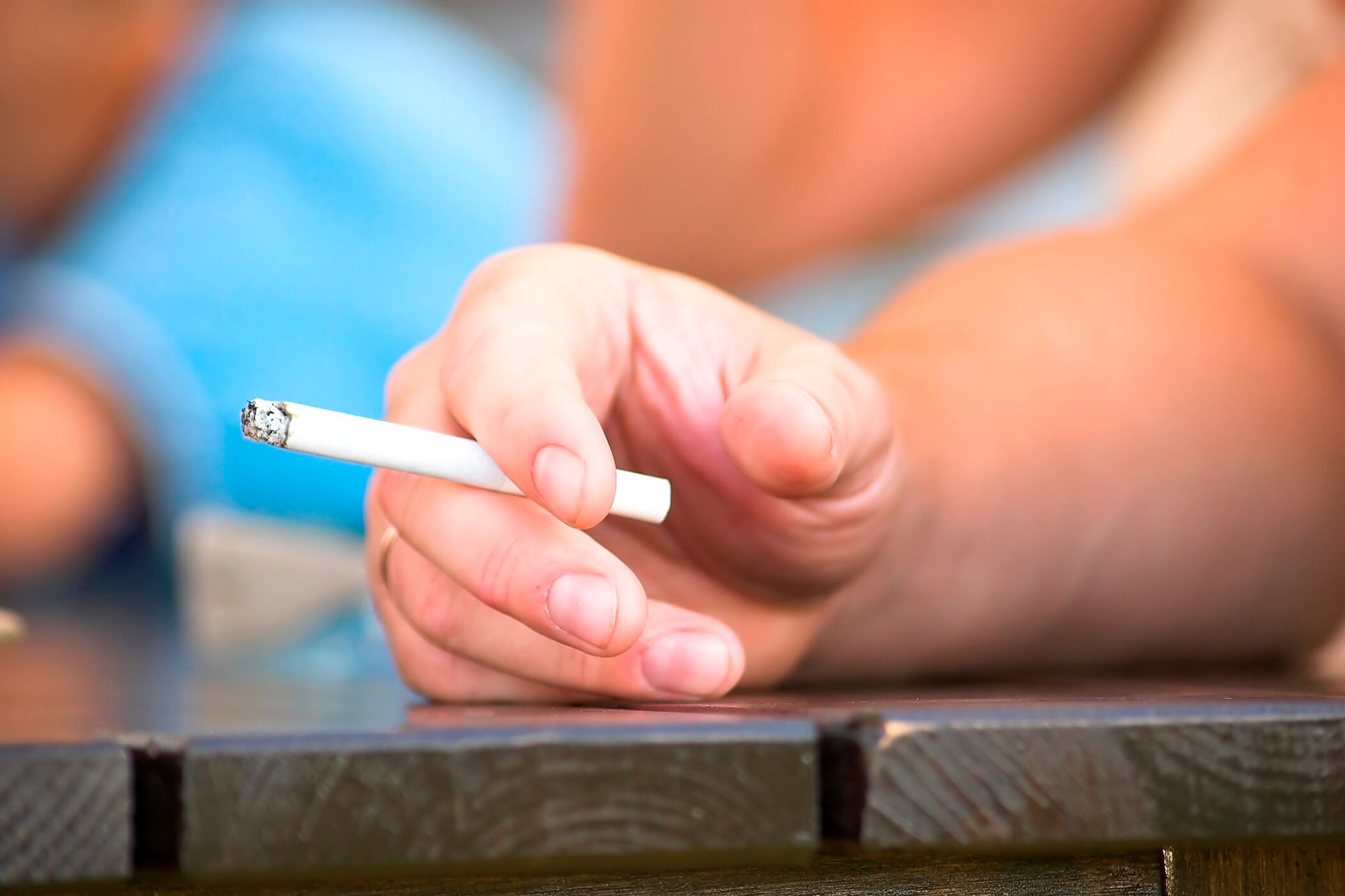 Francia prohibirá fumar al aire libre en lugares específicos