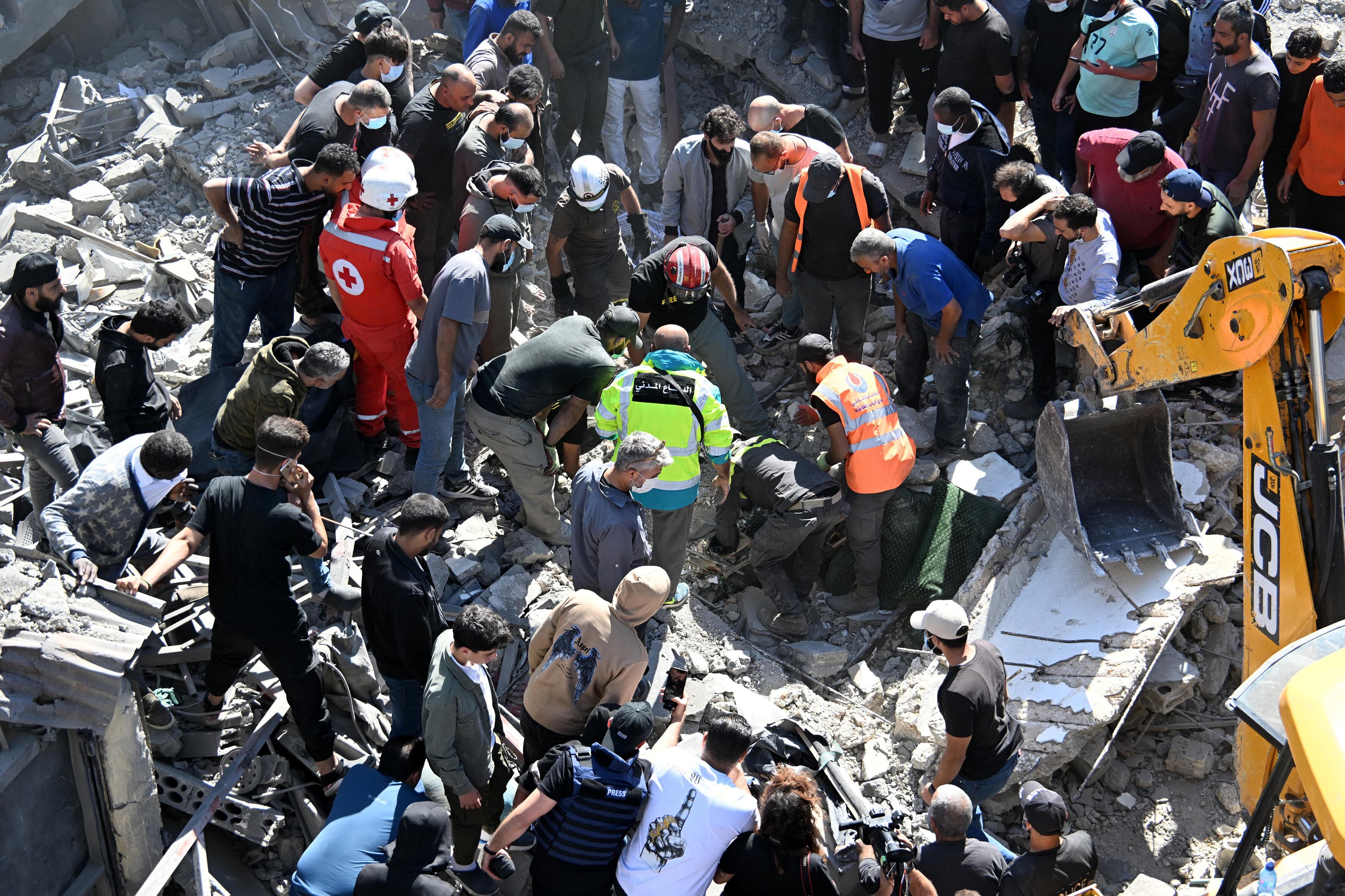 Los servicios de emergencia realizan tareas de rescate luego de un ataque israelí en Beirut