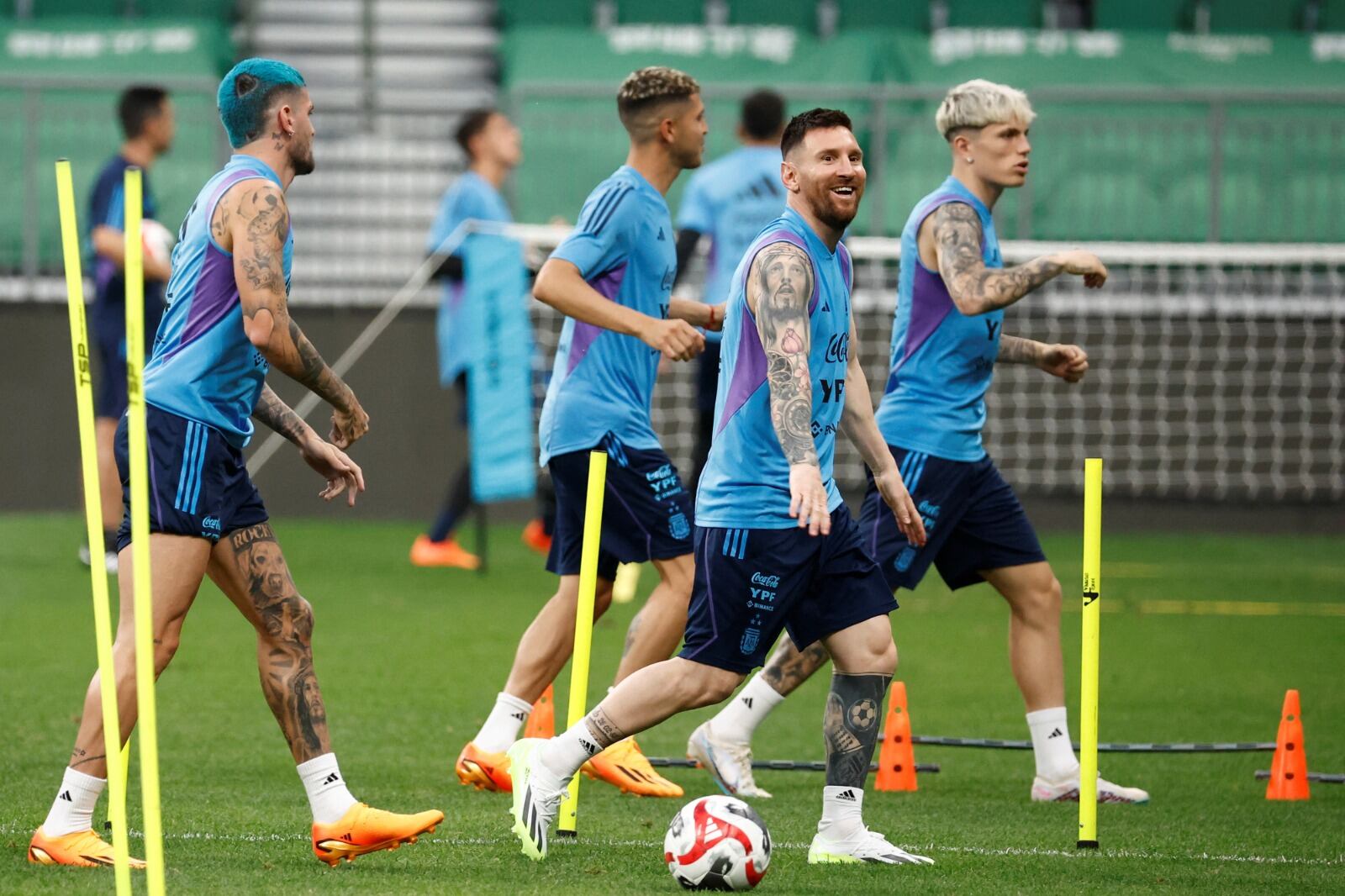 Messi sonríe durante el entrenamiento de la Selección