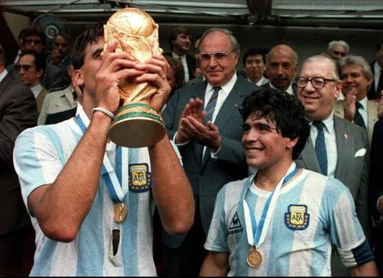 El exministro de Alfonsín, Conrado Storani, con lentes gruesos atrás de Maradona.