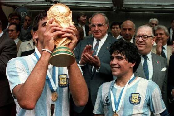 El exministro de Alfonsín, Conrado Storani, con lentes gruesos atrás de Maradona.