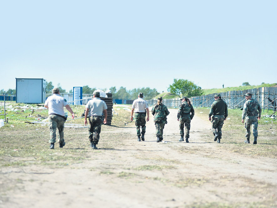 Unos 500 policías de la Bonaerense rastrillaron el campo de La Colmena.