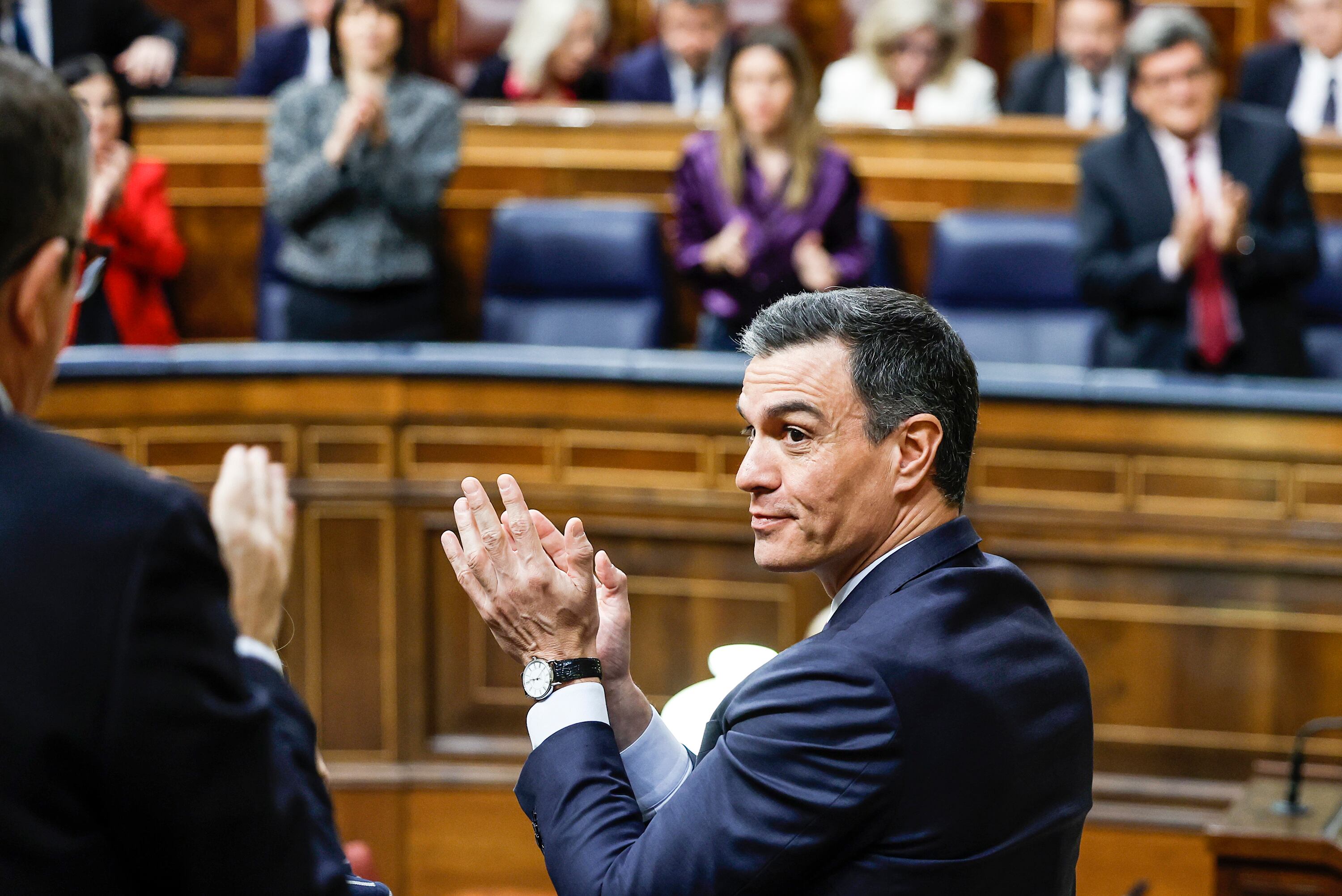 Pedro Sánchez aplaude tras ser rechazada la moción de censura de Vox.
