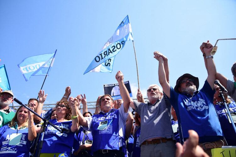 Los dirigentes saludan desde el escenario a los manifestantes.