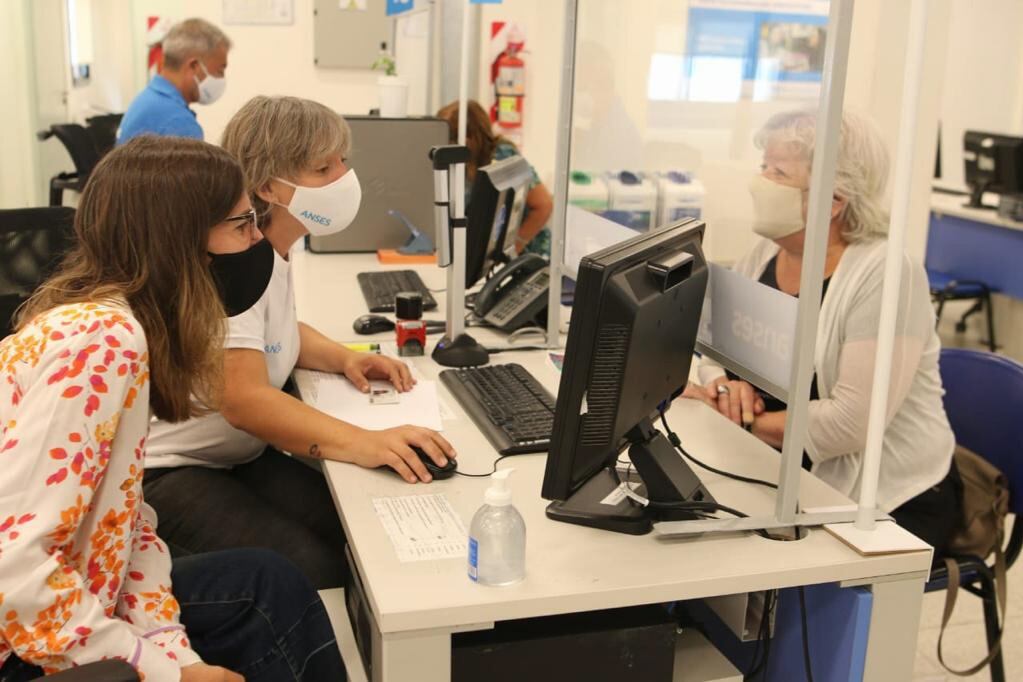 La directora ejecutiva de la Anses, Fernanda Raverta, con la primera interesada en el crédito.