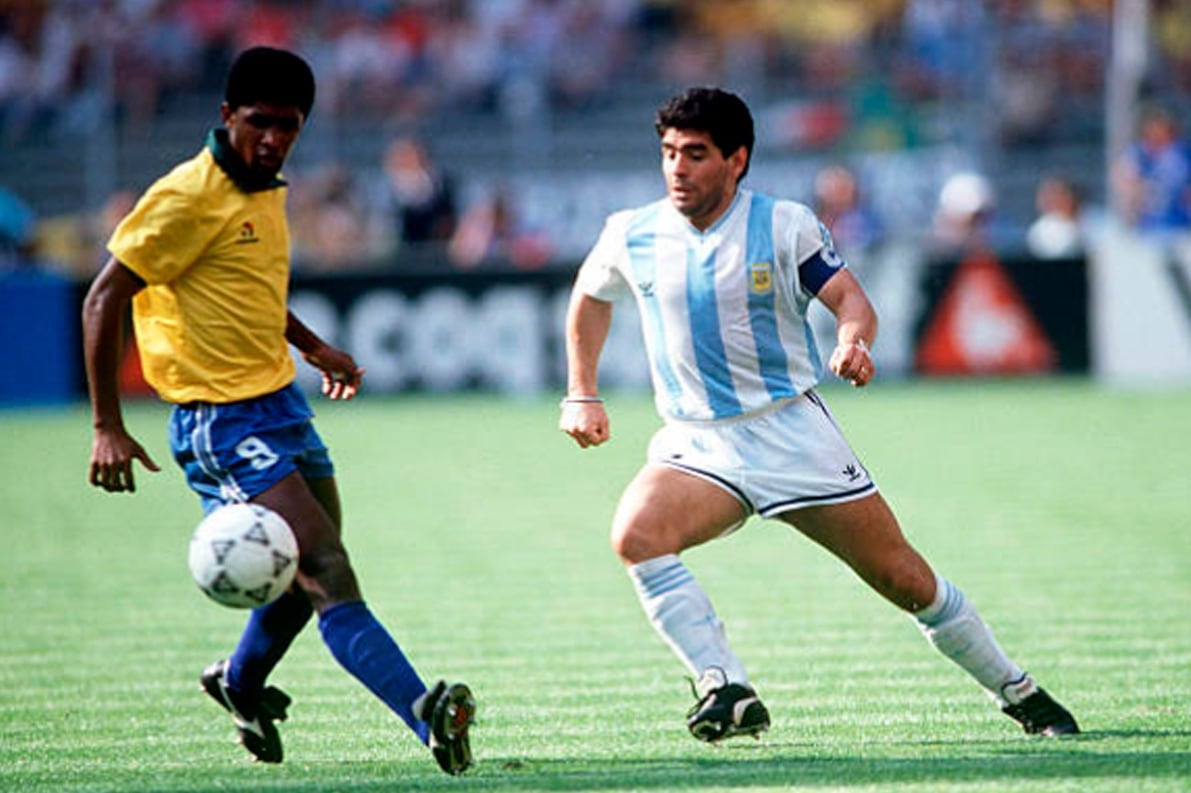 Maradona disputa la pelota con Careca.