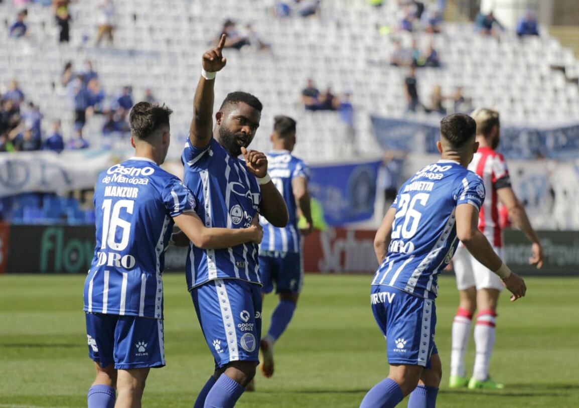 El Morro García, celebrando un gol con la camiseta de Godoy Cruz.
