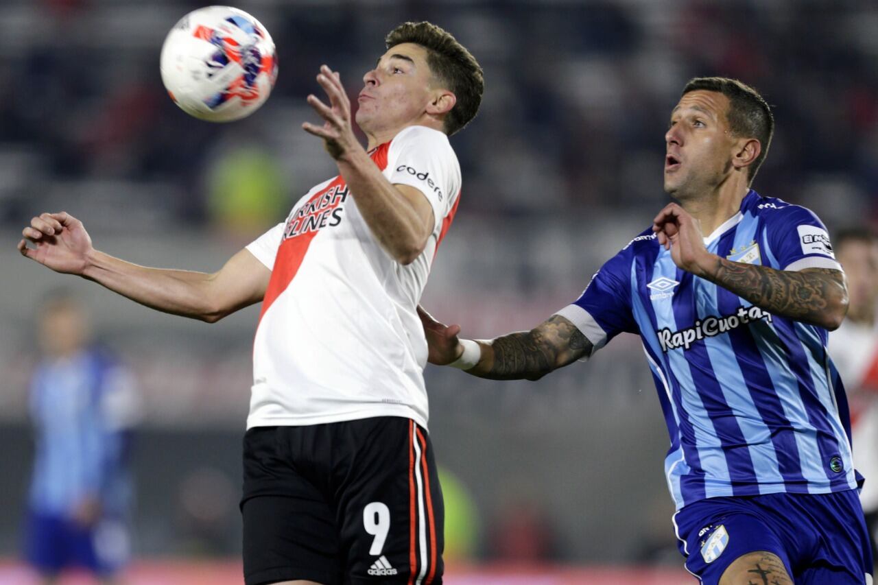 Julián Álvarez tuvo que jugar lejos del área y River lo sintió