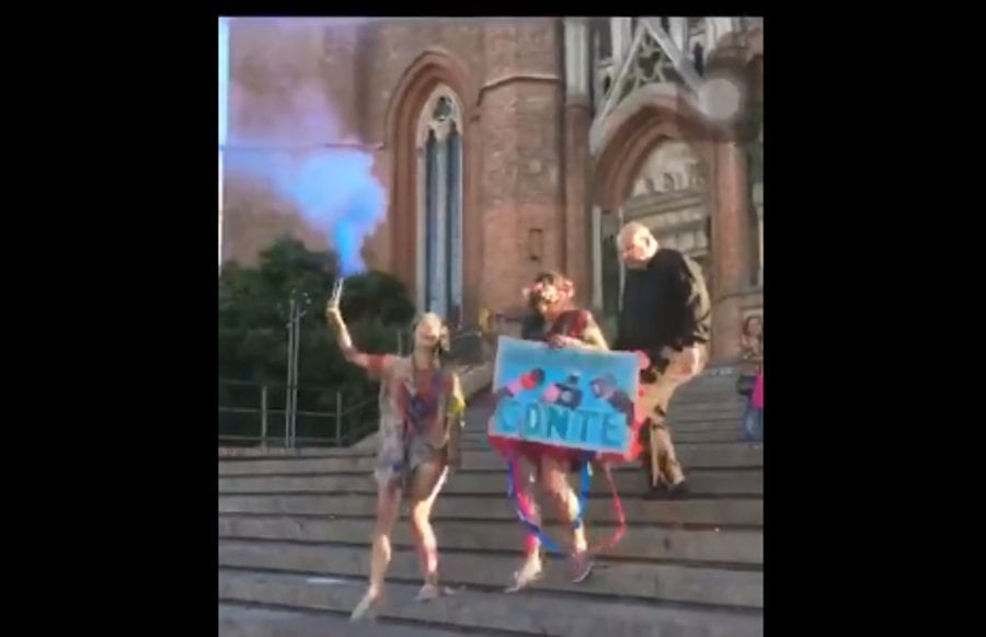 La imagen del momento de la patada en el video que se viralizó en las redes sociales.