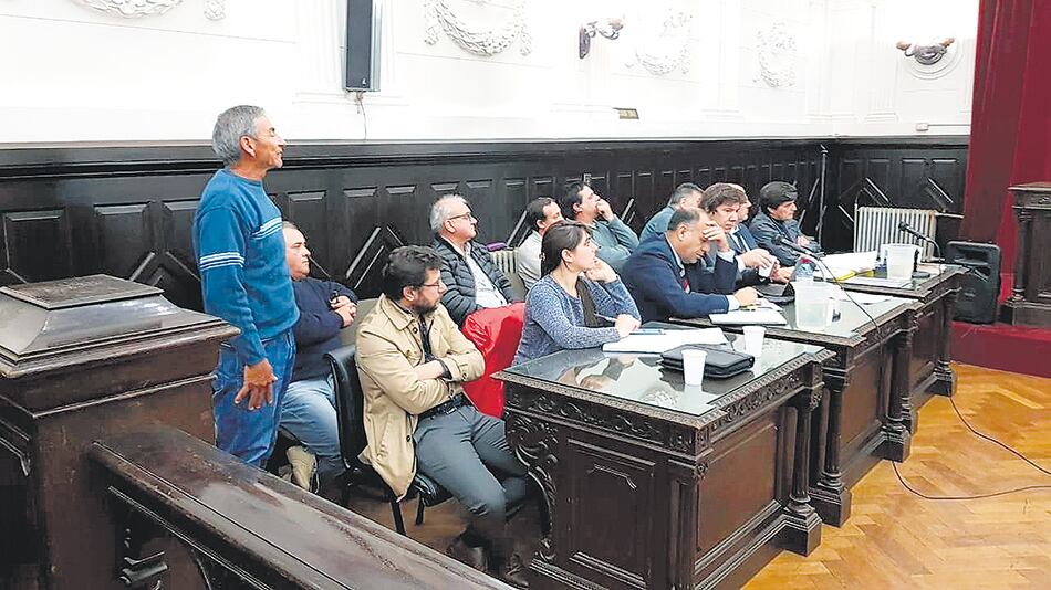 Los seis acusados por el incendio de la comisaría de Monte Hermoso en la primera audiencia.
