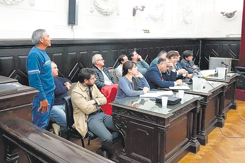 Los seis acusados por el incendio de la comisaría de Monte Hermoso en la primera audiencia.