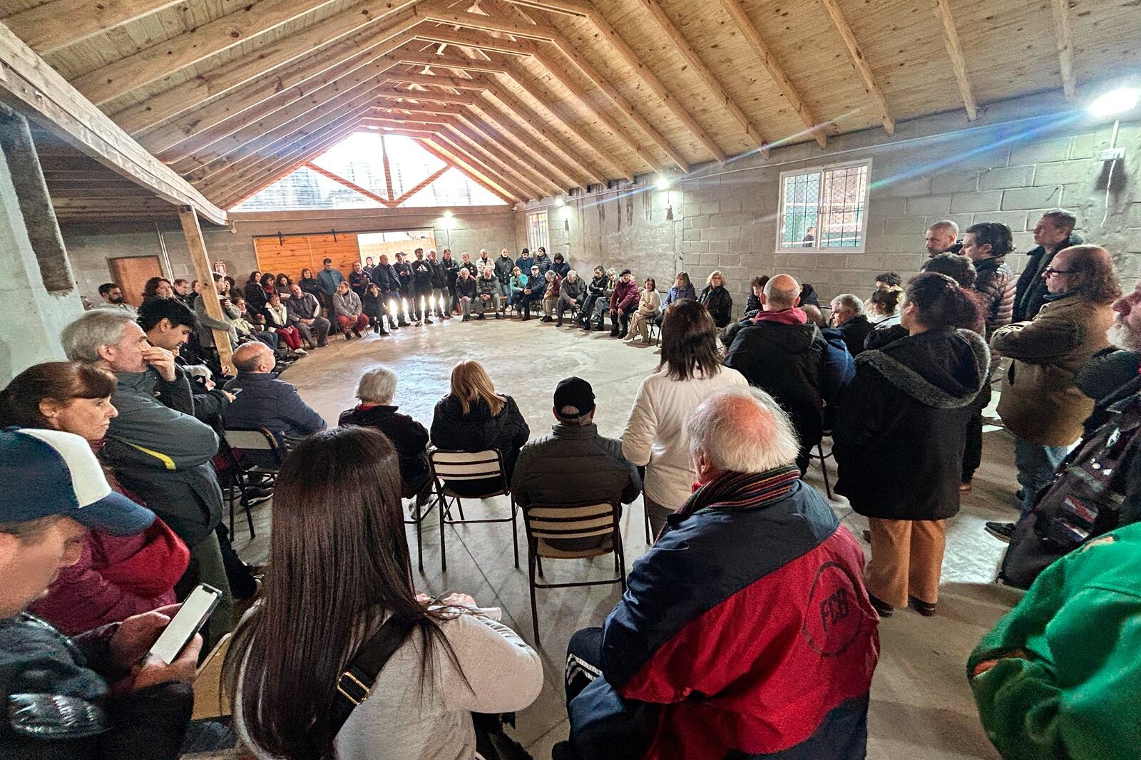 Vecinos de Flores discuten en asamblea cómo sacar la cárcel del barrio