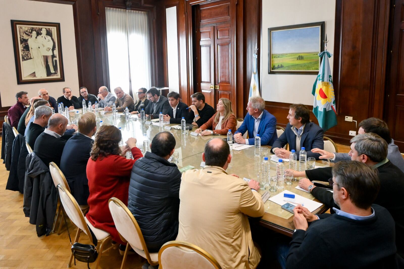 Axel Kicillof reunido con la veintena de intendentes que lo visitaron en la gobernación.