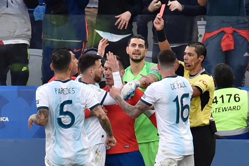 Messi y Medel en medio de la hecatombe.