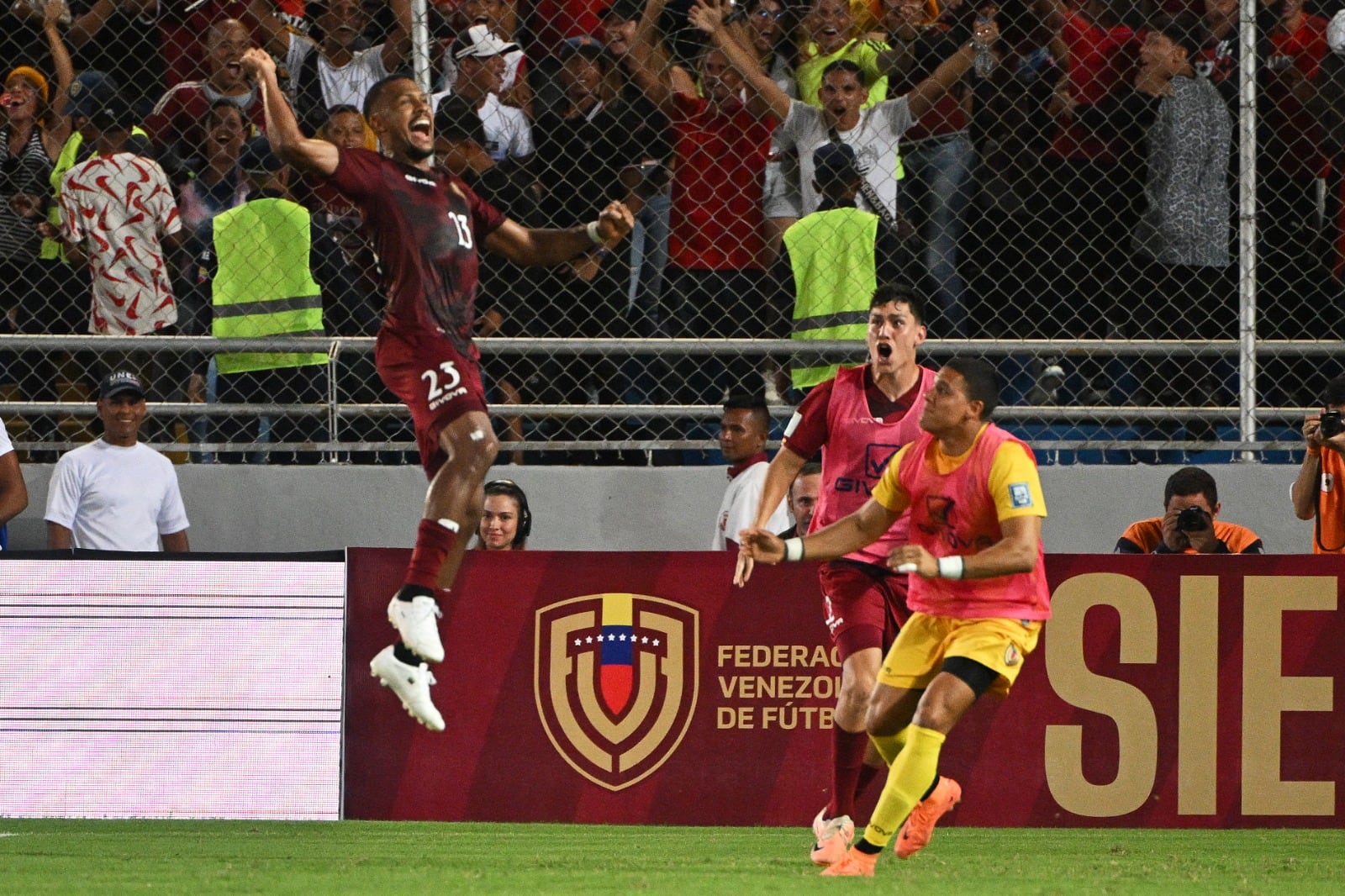 Salomón Rondón festeja el segundo de Venezuela tras la genialidad de Soteldo